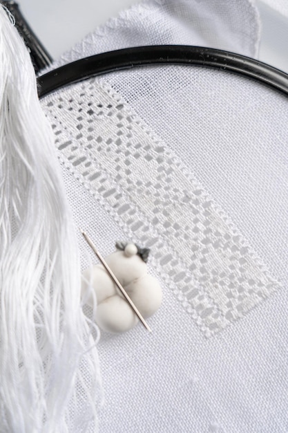 Zbliżenie haftu na tkaninie